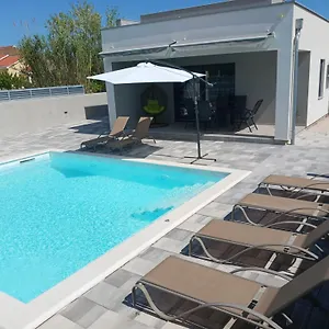 Kuca Za Odmor Sara With Heated Pool Ferienhaus
